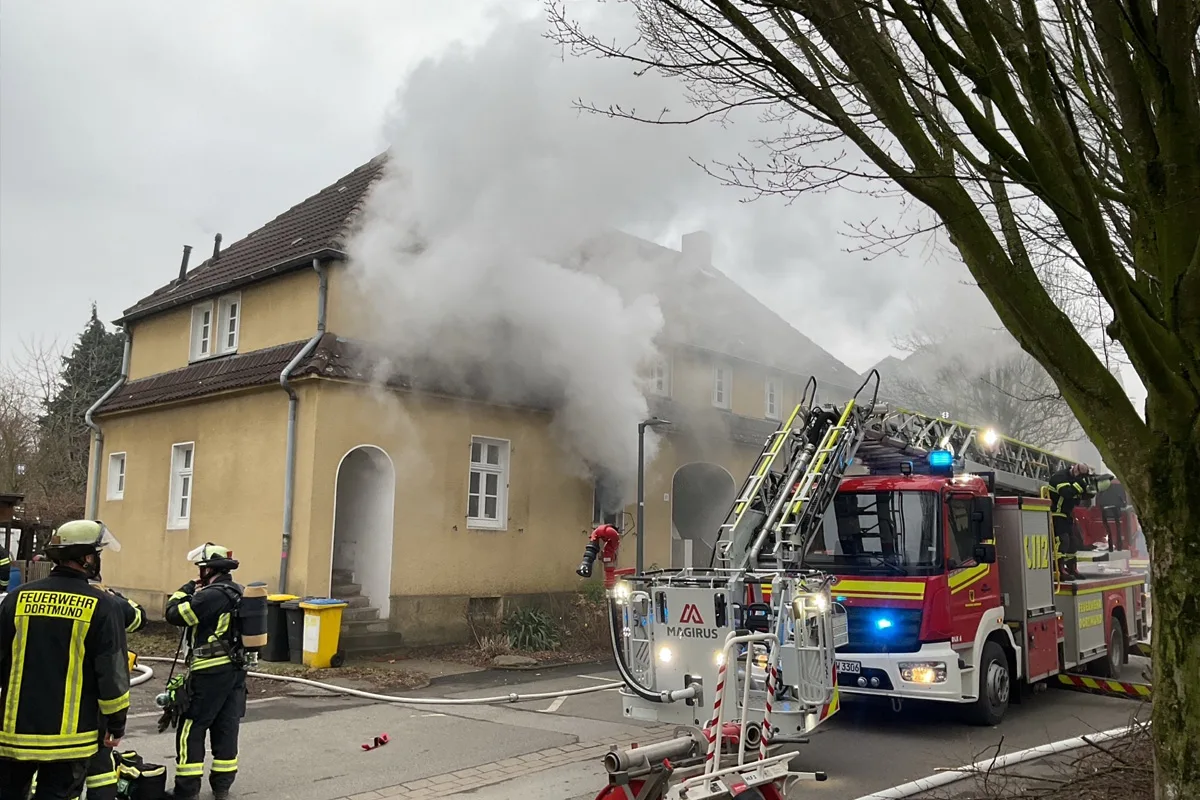 Dortmund – Frau stirbt bei Zimmerbrand in Reihenhaus