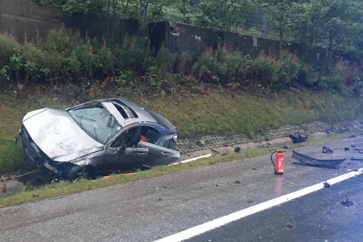 Zederhaus - Tunnel nach Unfall auf der nassen Fahrbahn gesperrt