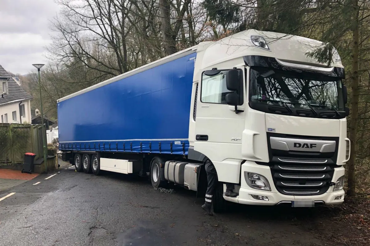Lkw fährt sich in der Geweke fest