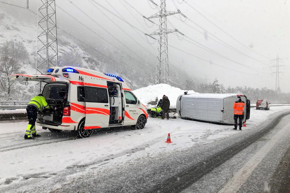 Chur GR – Lieferwagen schleudert und kippt auf Seite