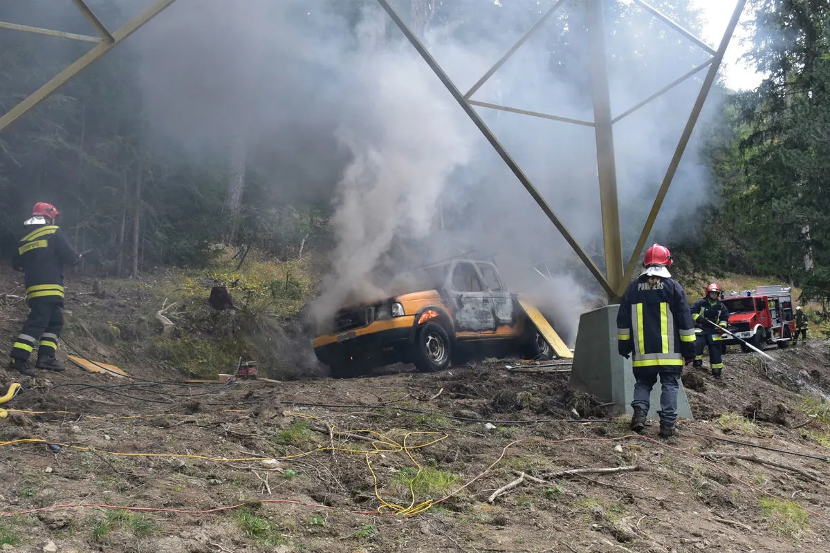 S-chanf GR - Notstromaggregat und Pick-up in Brand geraten