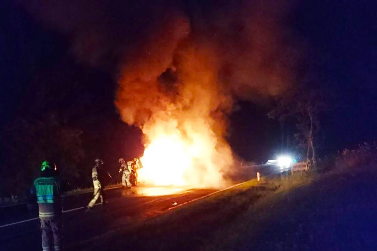 Tamsweg - Taxibus mit Fahrgästen fing Feuer