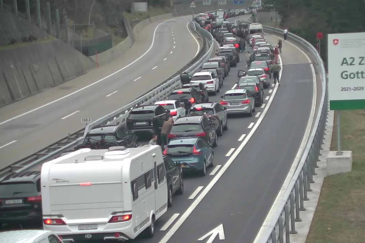 Gotthardautobahn A2 gesperrt - Klimaaktivisten blockieren Gotthardtunnel