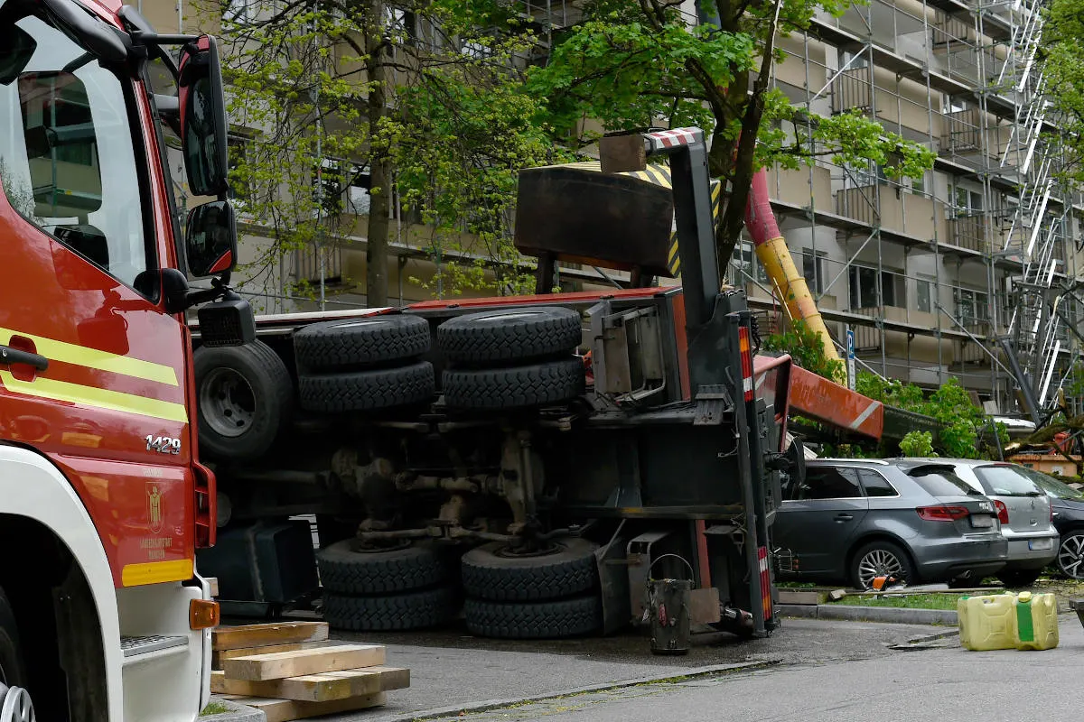 München – Mobilkran umgestürzt