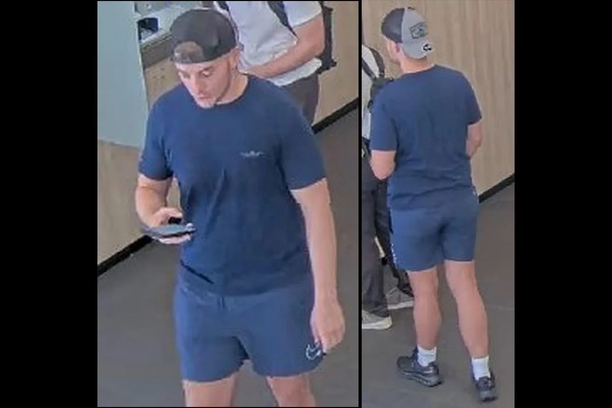 Ein junger Mann in blauer Sportkleidung mit Kappe hält ein Smartphone, frontal und von hinten aufgenommen. Im Hintergrund sind weitere Personen zu erkennen.