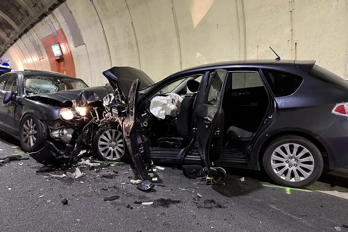 A4 Brunnen SZ – Frontalkollision in Tunnel mit fünf Verletzten