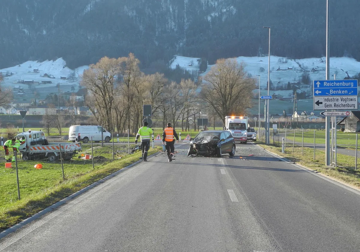 Reichenburg SZ - Zwei Fahrzeuglenker bei Kollision schwer verletzt