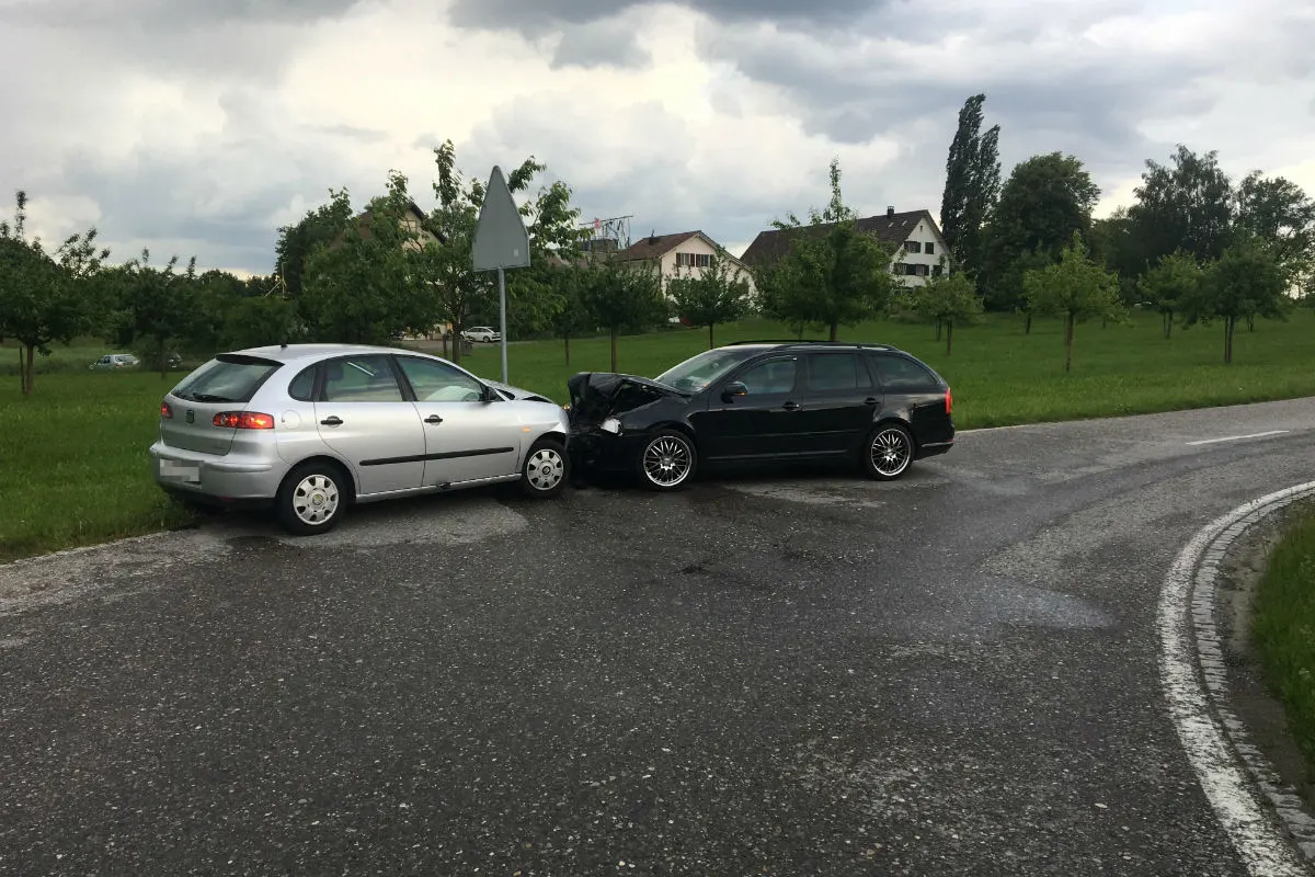 Seon AG - Zweimal Totalschaden bei Frontalkollision