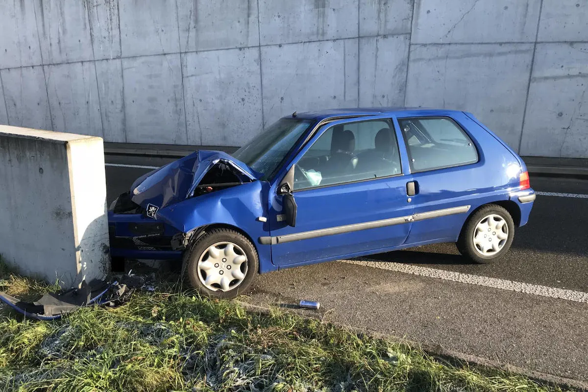 Füllinsdorf BL - Alkoholisierter Fahrzeuglenker verursacht Unfall
