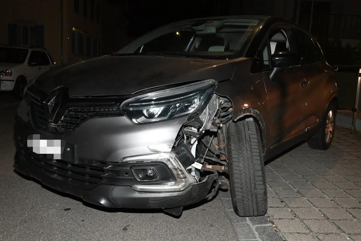 Niederuzwil SG – Alkoholisierter Lenker prallt in parkierte Autos