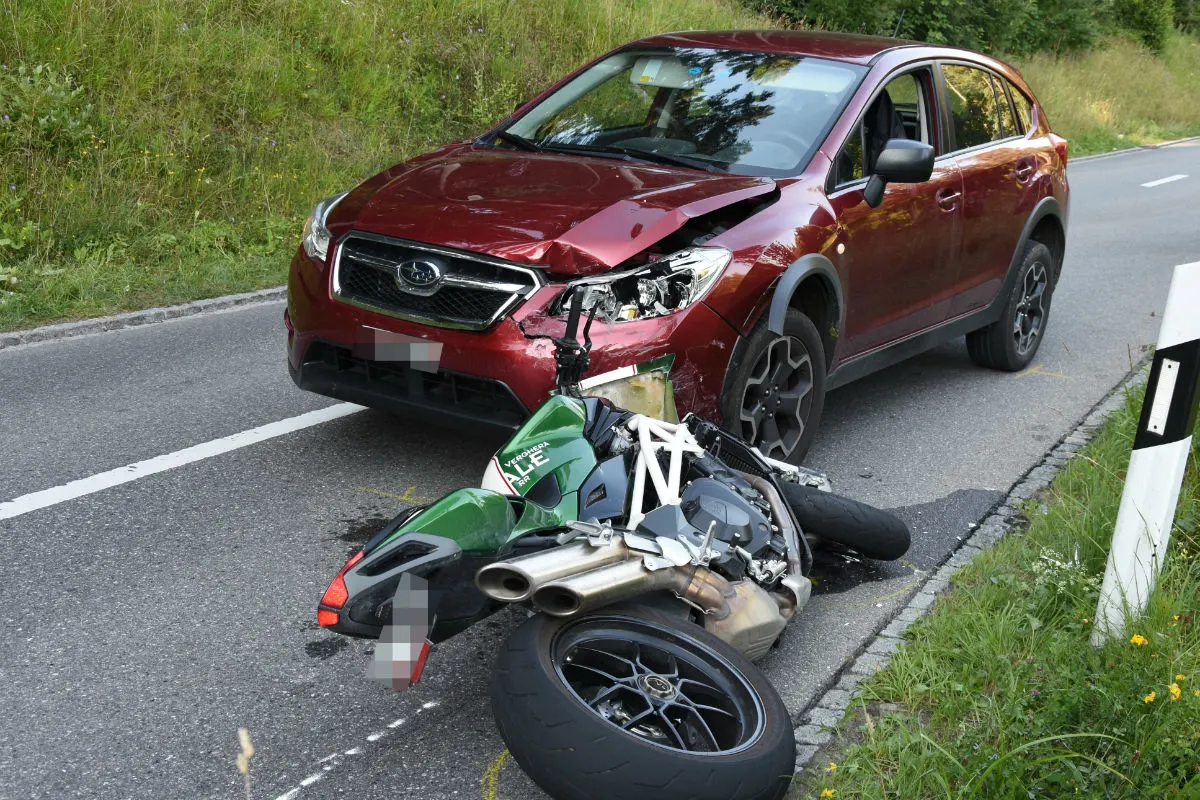 Eichberg SG - Auto mit Motorrad kollidiert