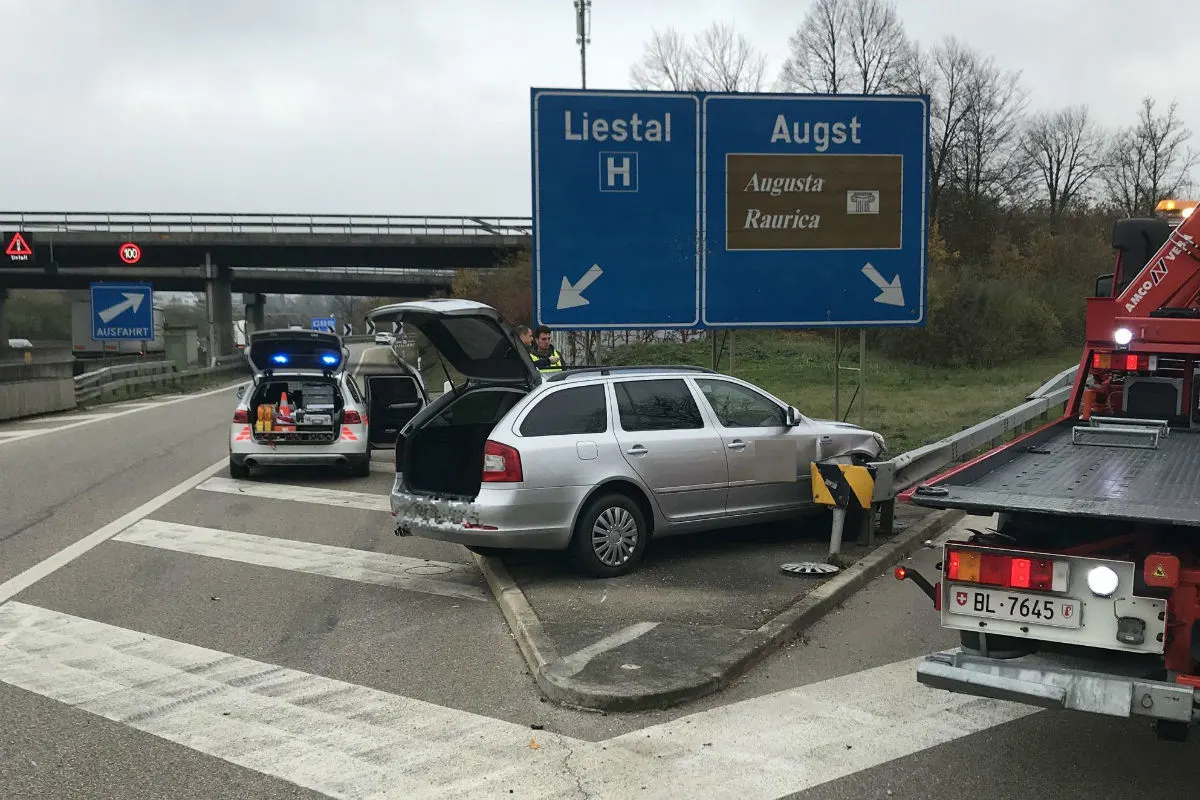 Pratteln BL - 20-jähriger Personenwagenlenker kollidiert mit Leitplanke – niemand verletzt
