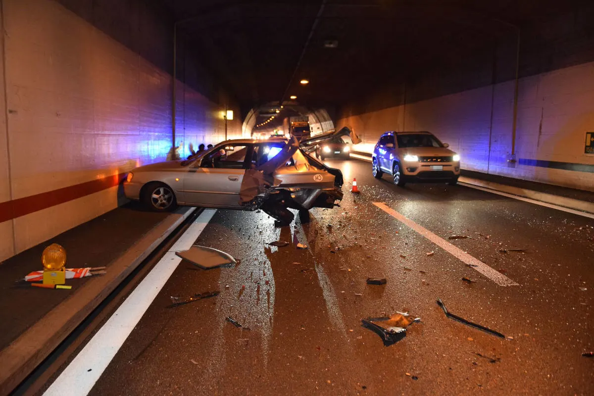 Unfall auf A5 im Birchitunnel bei Zuchwil – Auto prallt in Pannenfahrzeug