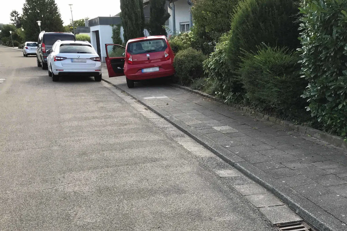 Kaiserslautern – Parkendes Auto in den Vorgarten geschoben