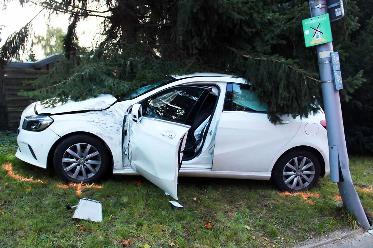Auto prallte gegen Laterne in Hüllhorst-Oberbauerschaft - Mercedesfahrerin zieht sich bei Unfall Verletzungen zu