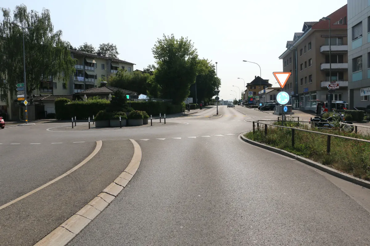 Dübendorf ZH - Auto bringt Motorradfahrer zu Fall - Zeugenaufruf
