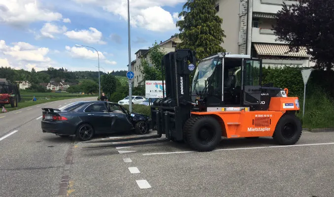 Oftringen AG - Mit Gabelstapler kollidiert