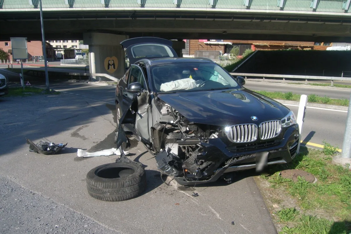 Unfall gestern in Attinghausen UR - Der Lenker im BMW hatte wohl einen Sekundenschlaf