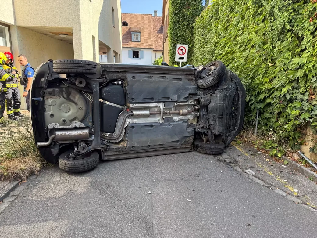 Riehen BS – Auto kippt nach Unfall auf die Seite