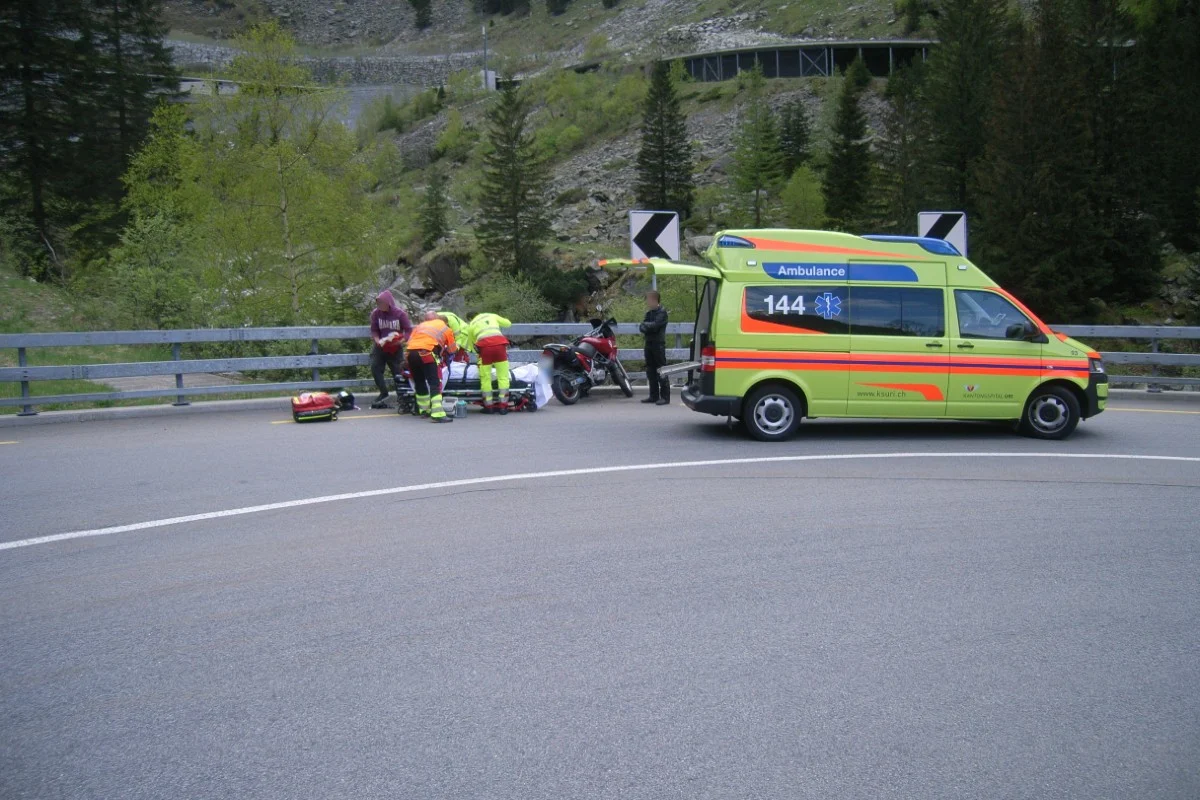 Göschenen UR - Motorradlenker fährt in Kurve geradeaus und verunfallt