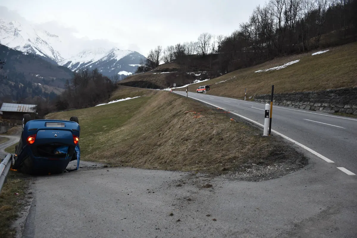 Luven GR - Auto stürzt Abhang hinunter