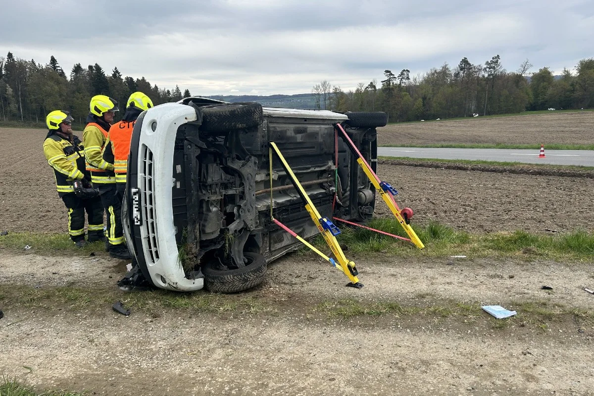 Unfall Niederwil AG - Fahrfehler führt zu Totalschaden und Sperrung der Strasse