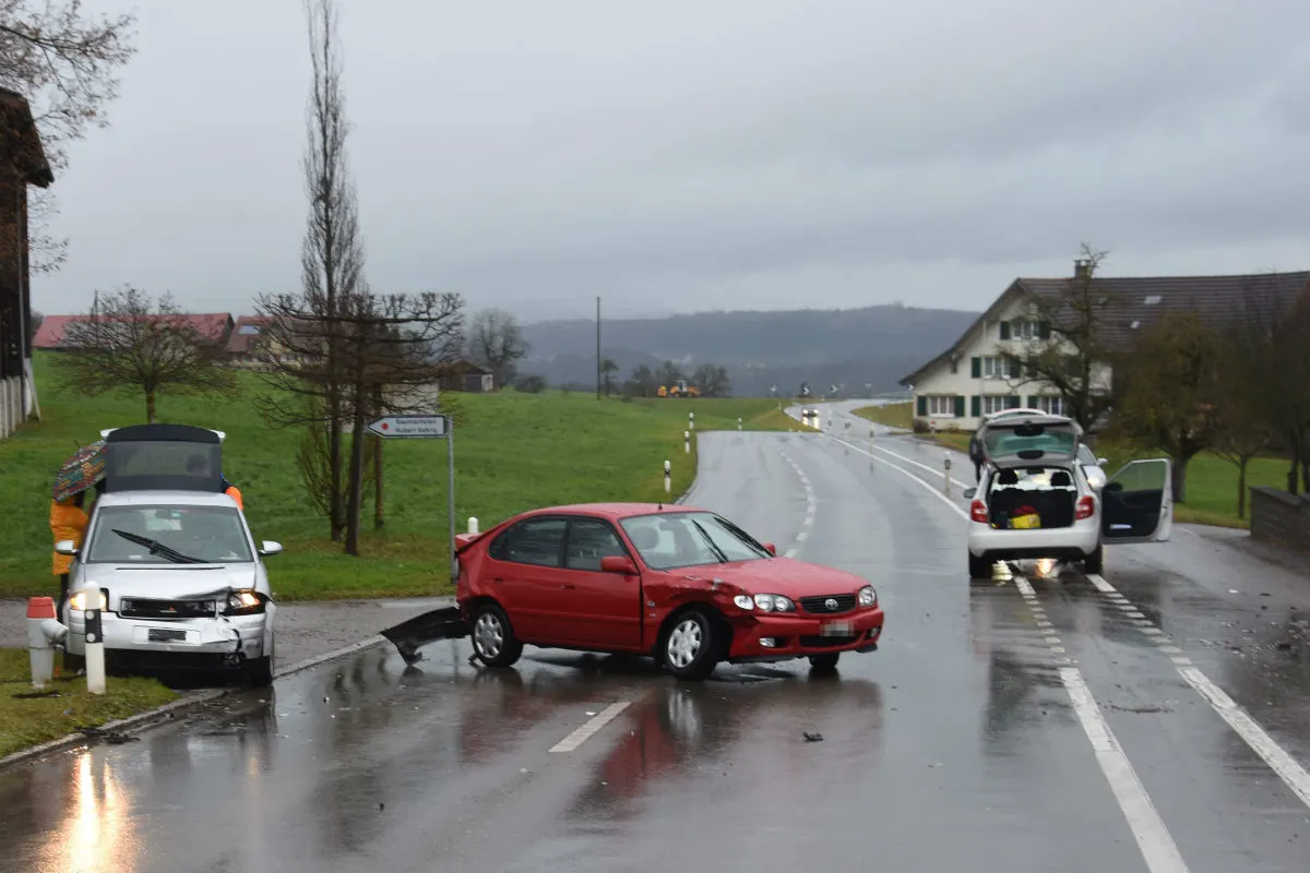 Niederglatt SG - Drei Autos mit Totalschaden