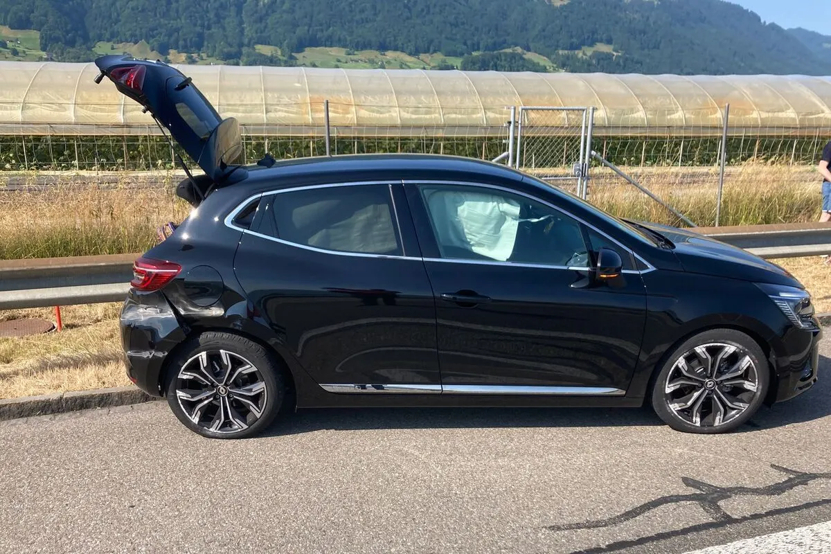 Verkehrsunfall mit drei Fahrzeugen auf der Autobahn A3 bei Benken SG