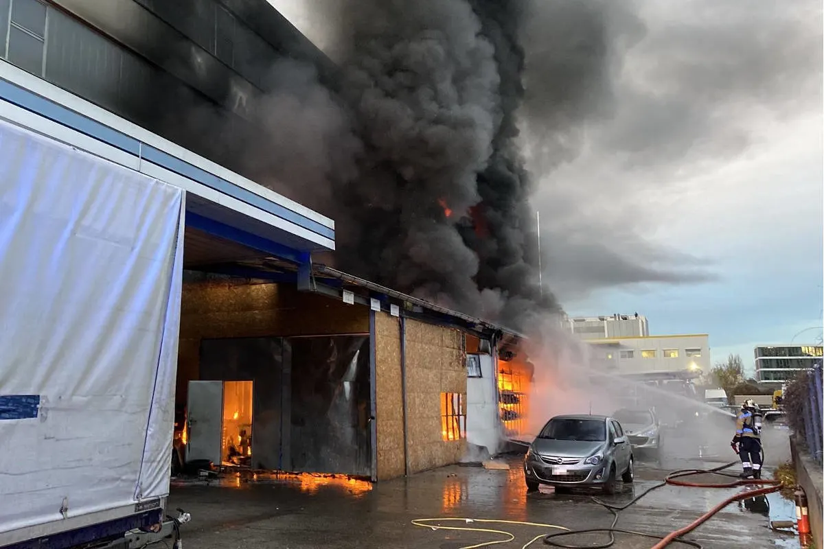Feuer in Aesch BL – Brandfall in einer Autowerkstatt erfordert Feuerwehreinsatz