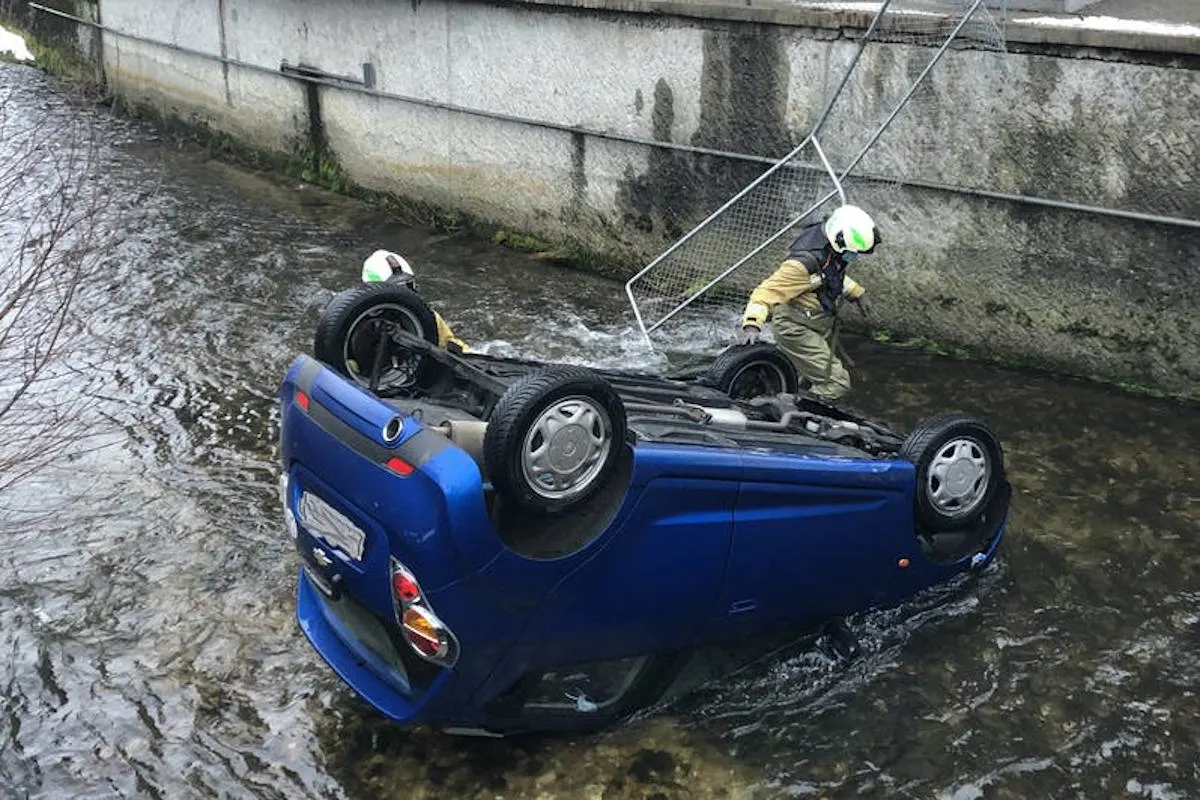 Lotzwil BE – Auto bei Selbstunfall in Bach geraten