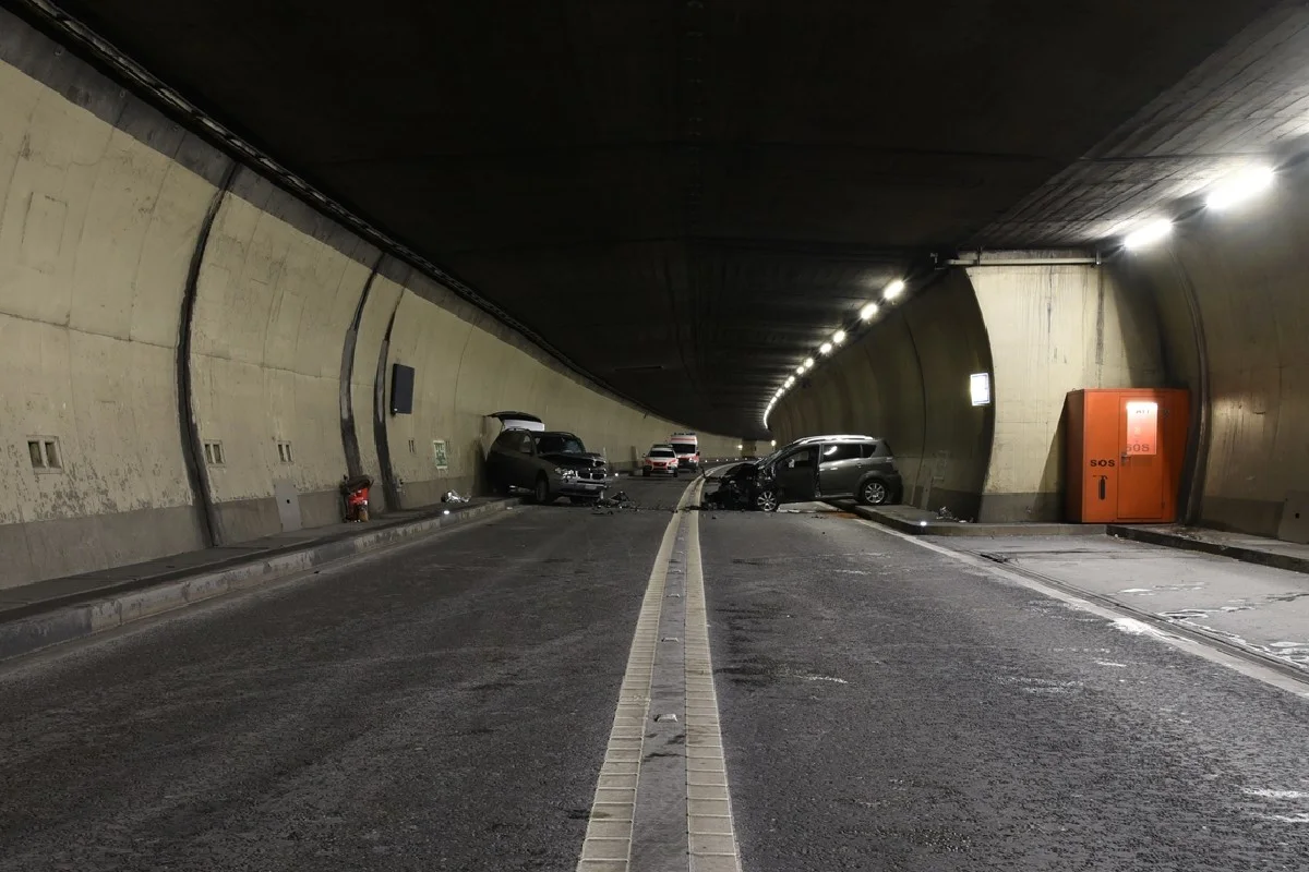 Rothenbrunnen GR -  Auto gerät in Tunnel auf Gegenfahrbahn!