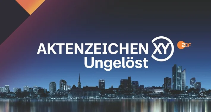 Das Bild zeigt das Logo von 'Aktenzeichen XY ungelöst', im Vordergrund eine nächtliche Skyline und das ZDF-Logo.