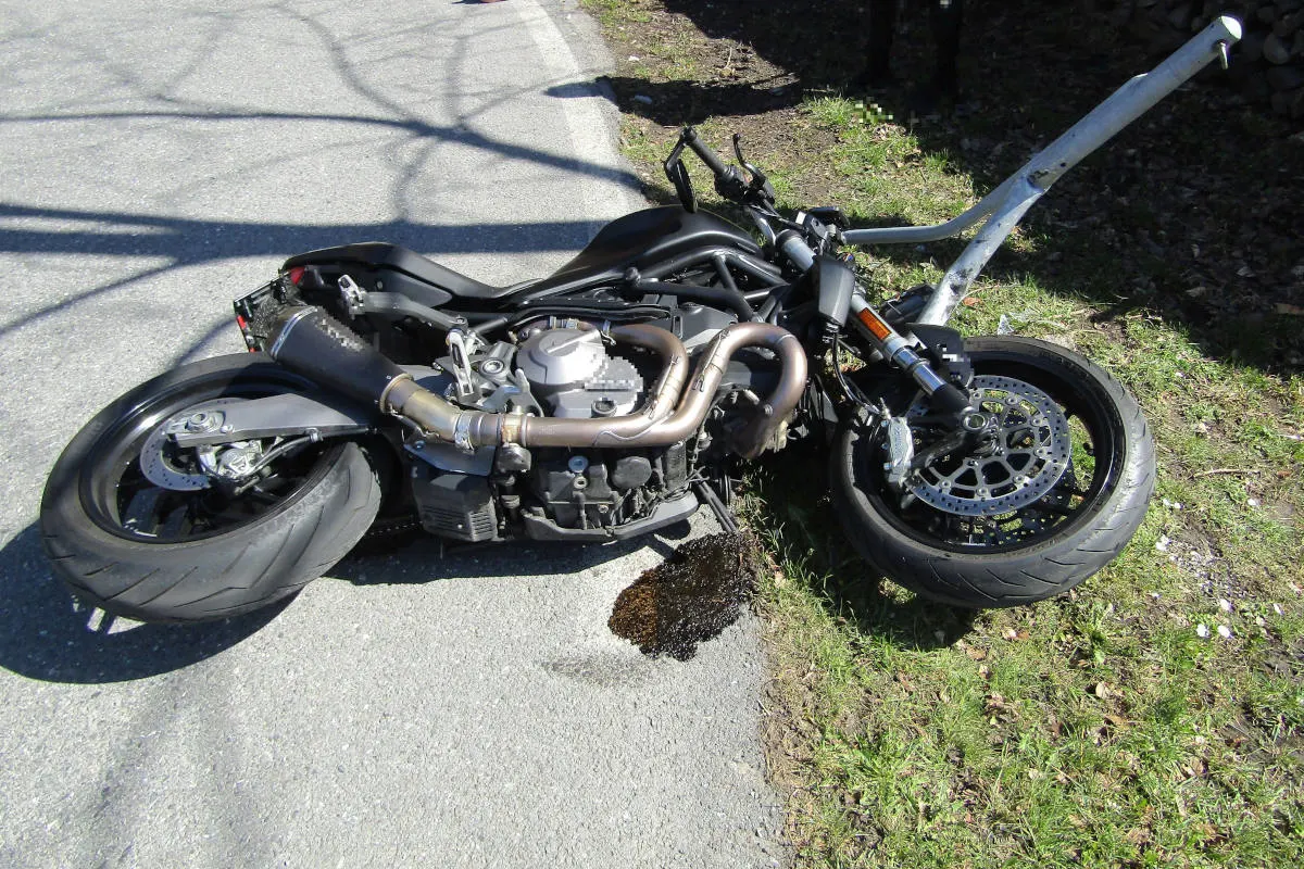 Mollis GL – Motorradfahrer bei Unfall erheblich verletzt