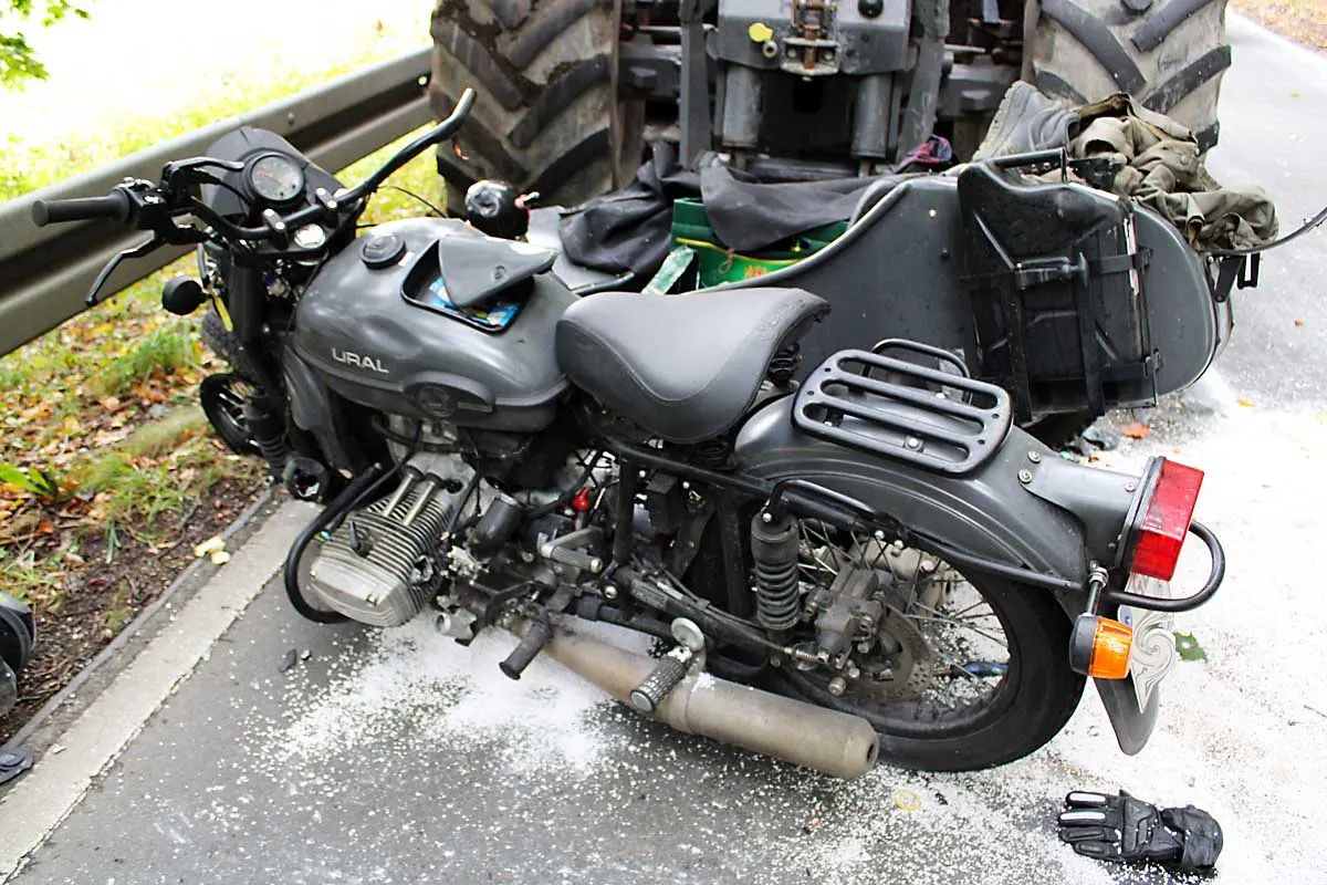 Unfall mit Schwerverletztem in Kürten - Motorrad mit Beiwagen kollidiert frontal mit einer Zugmaschine