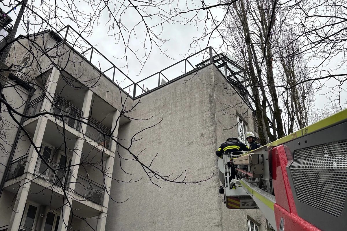 München – Feuerwehr rettet Schwan von Hausdach