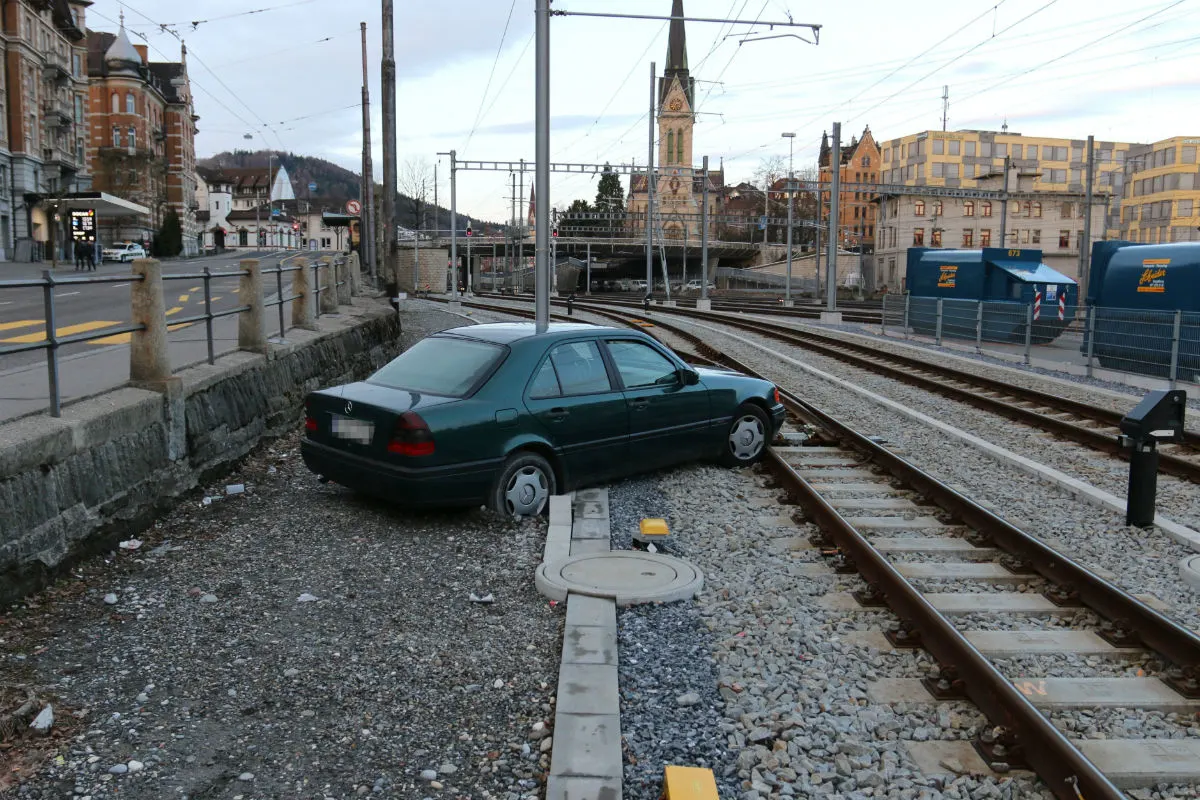 St.Gallen SG - Auto auf den Gleisen