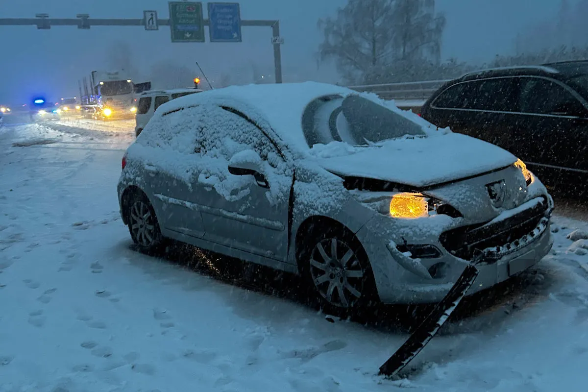 Kanton Schwyz – Wintereinbruch führt zu zahlreichen Unfällen auf den Strassen