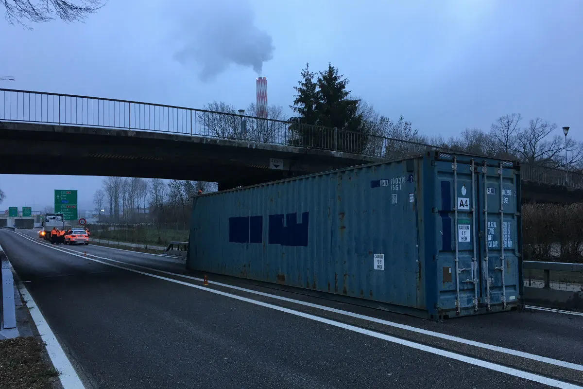 A6/Biel BE - Container bleibt an Brücke hängen