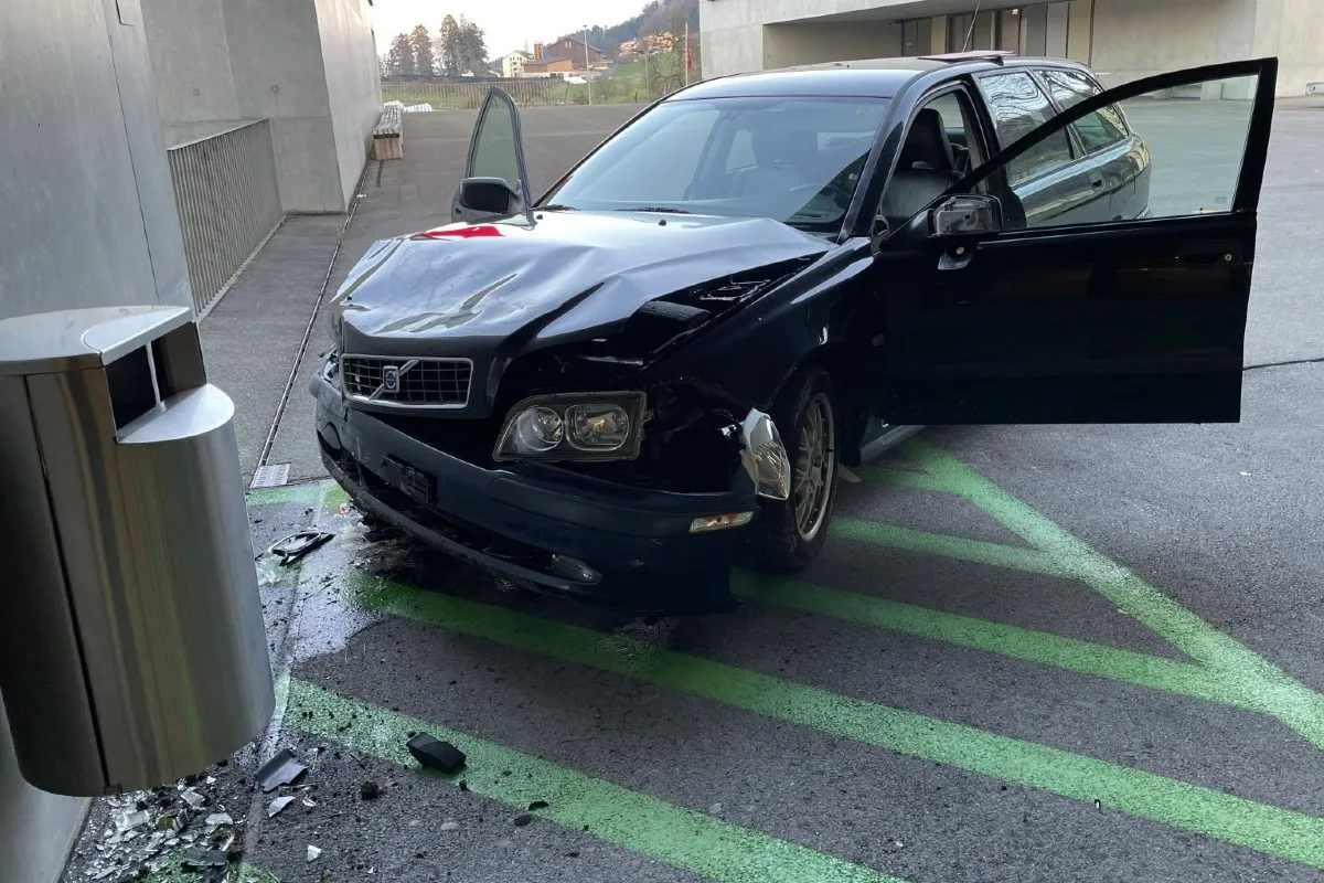 Pfäffikon SZ - Unfall endet in Schulhauseingang