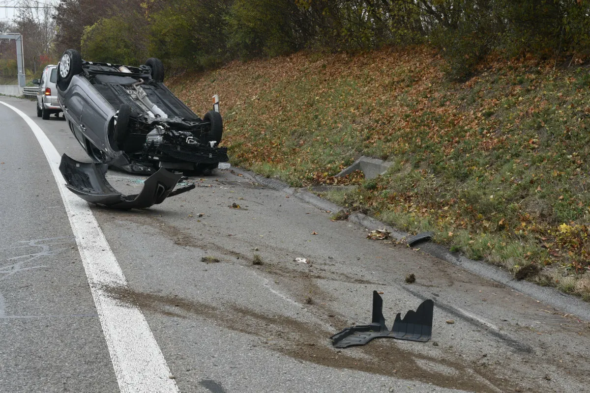A14/Inwil LU - Auto landet auf dem Dach 