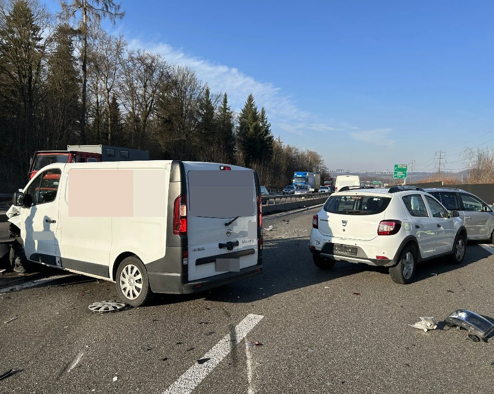 A1 Mägenwil AG – Auffahrkollision forderte Verletzte