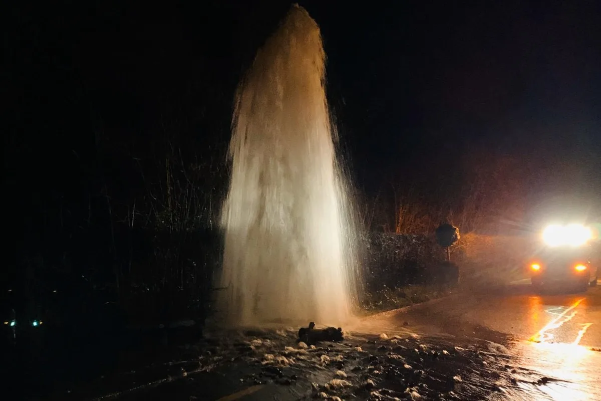 Schaffhausen - Auto kollidiert mit Hydrant - Gärtnerei unter Wasser