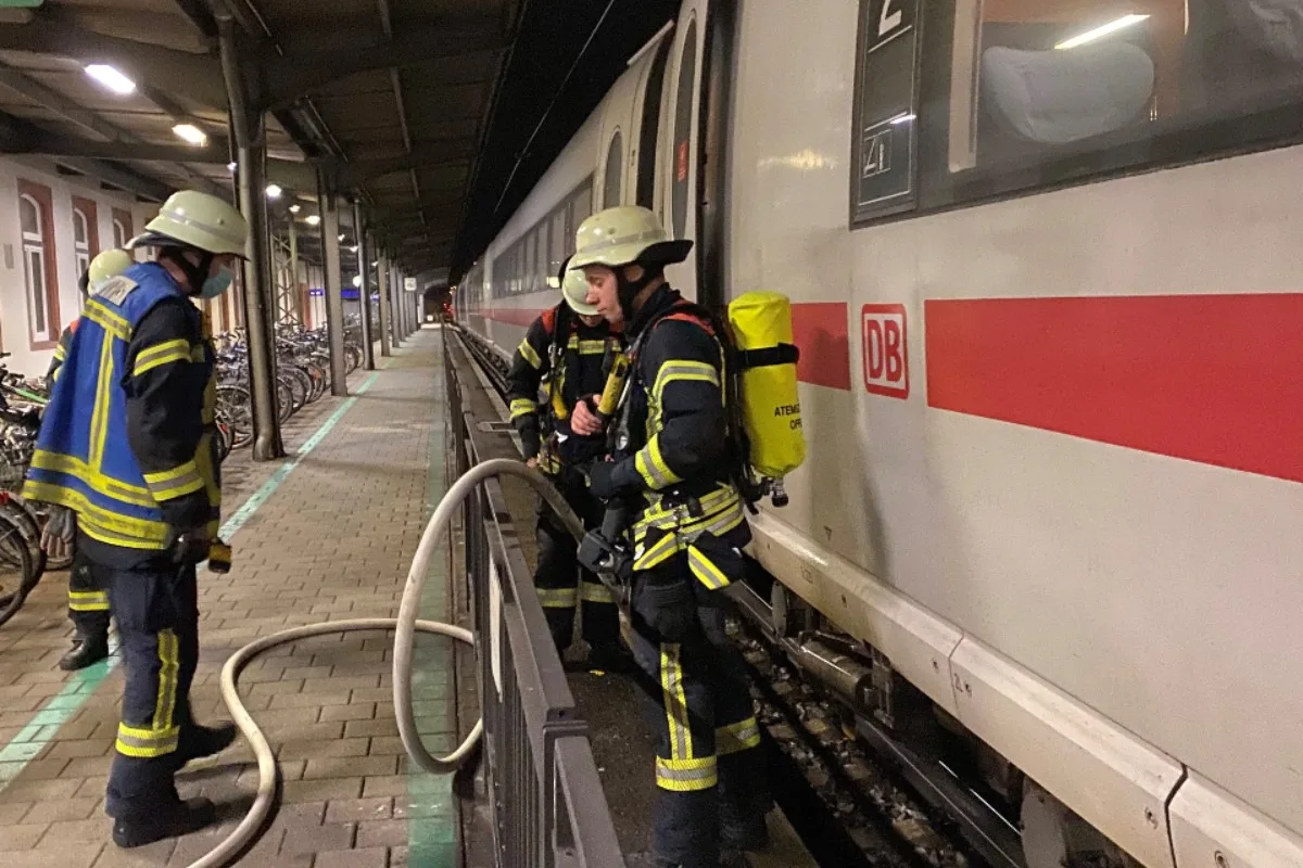 Offenburger- Feuerwehreinsatz in Bahnhof - Flammen und Rauch an einem ICE