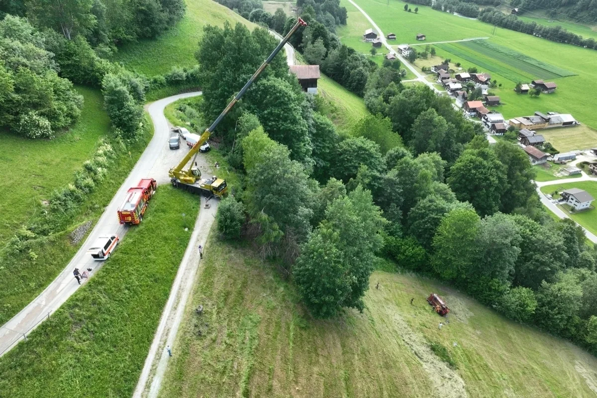 Unfall in Surrein GR – Heuladewagen klemmt Landwirt ein