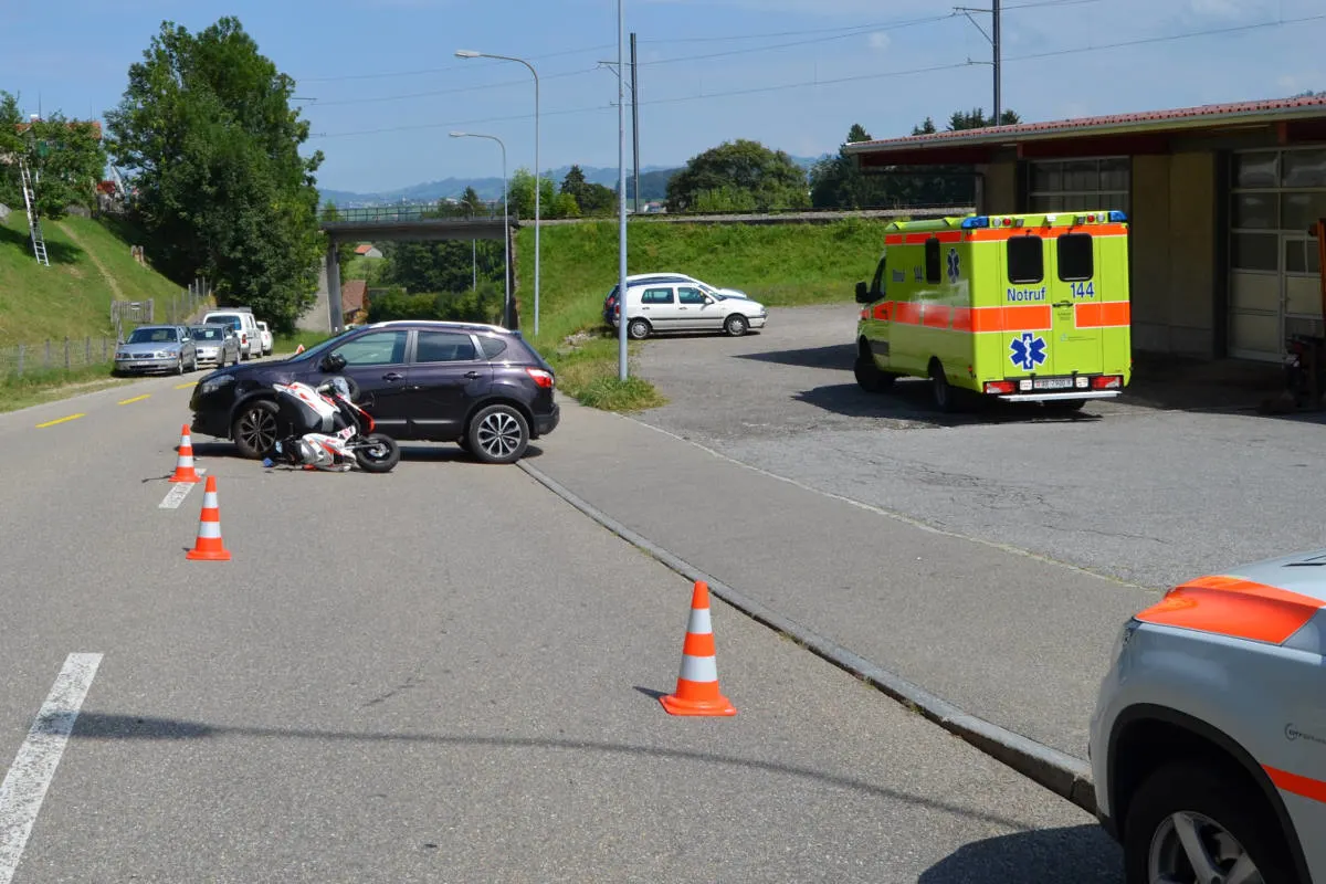 Waldstatt AR - Verkehrsunfall zwischen Roller und Auto