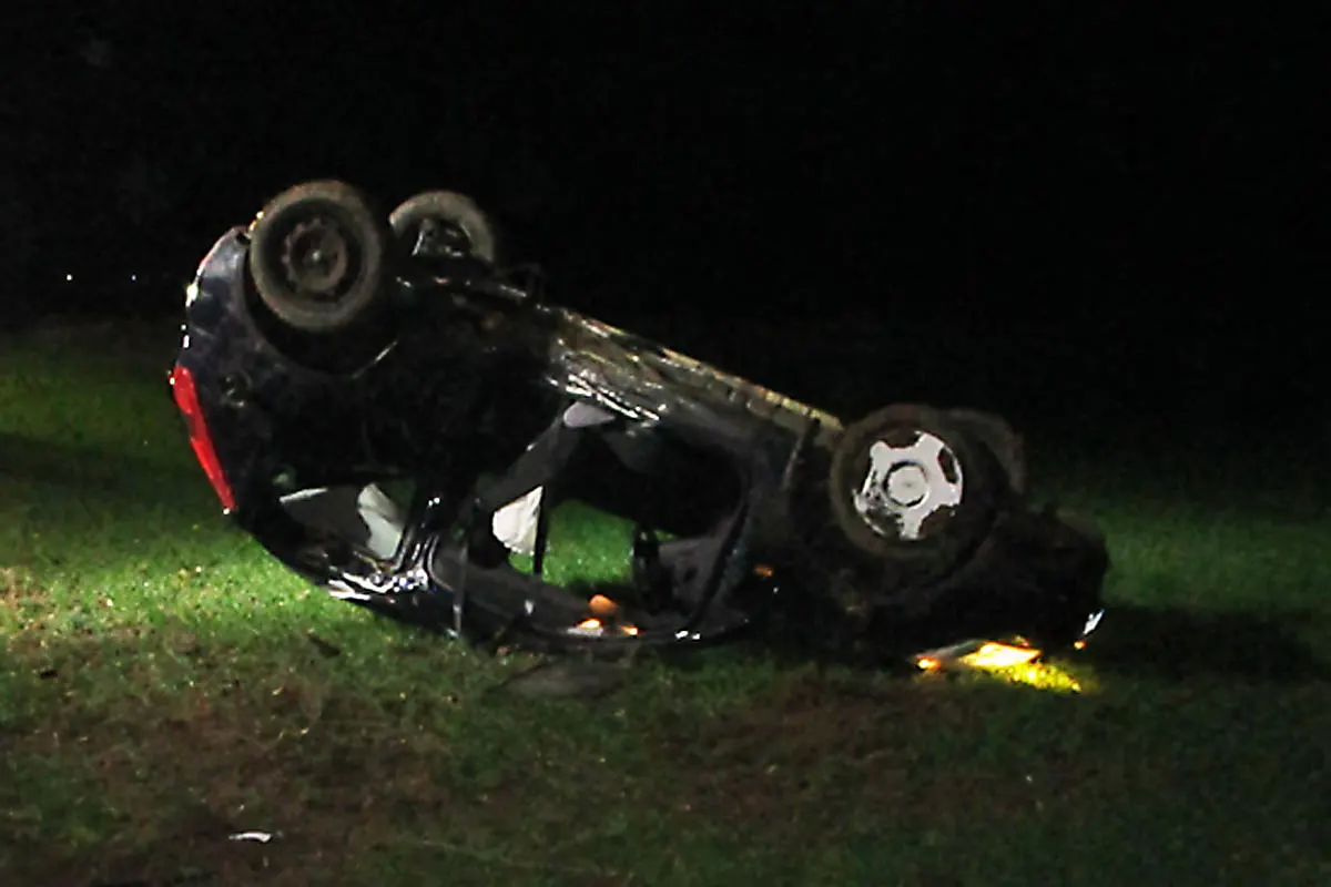 Unfall mit Schwerverletztem in Hildesheim - Auto überschlägt sich und bleibt auf dem Dach liegen