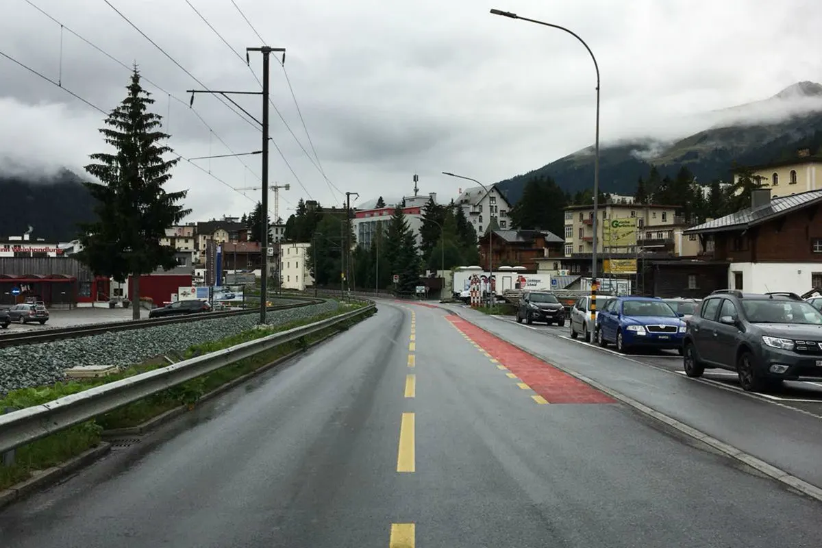 Davos Dorf GR - Velofahrerin wegen Auto gestürzt - Zeugenaufruf