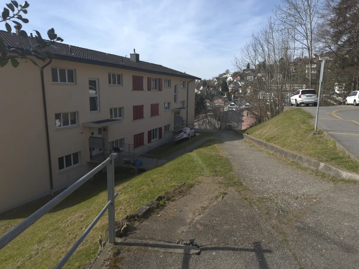 Herisau AR – Auto rollt bei Unfall führerlos Böschung hinunter