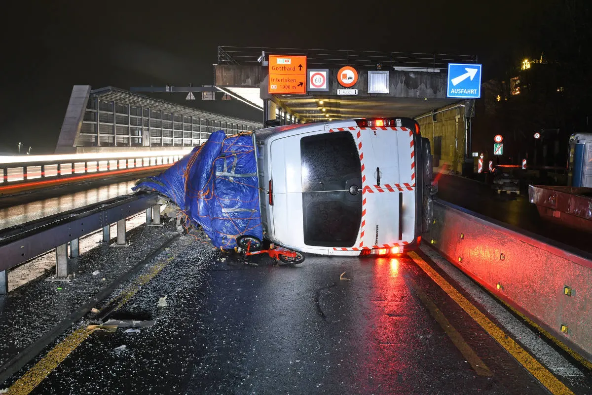 Schwerer Unfall auf der A2 bei Horw LU – Selbstunfall mit Lieferwagen führt zu massivem Rückstau