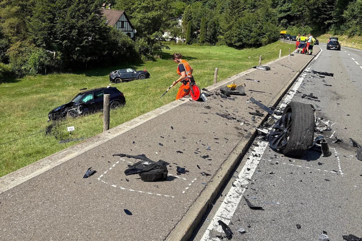 Heftiger Unfall in Hirzel ZH – Drei Erwachsene und zwei Kinder verletzt